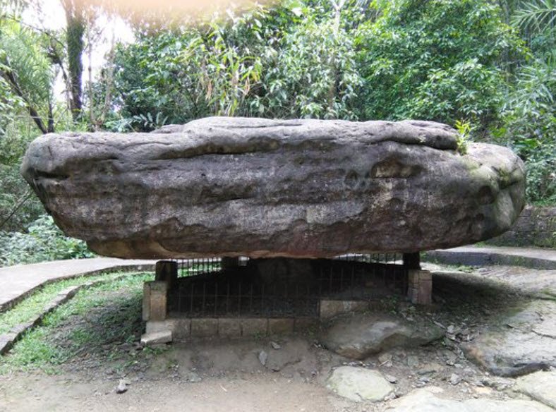 Balancing Rock of Mawlynnong, East Khasi Hills, Meghalaya - Vushii.com